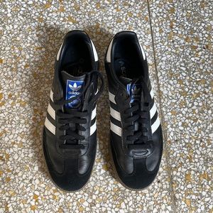 Adidas sambas tennis shoe